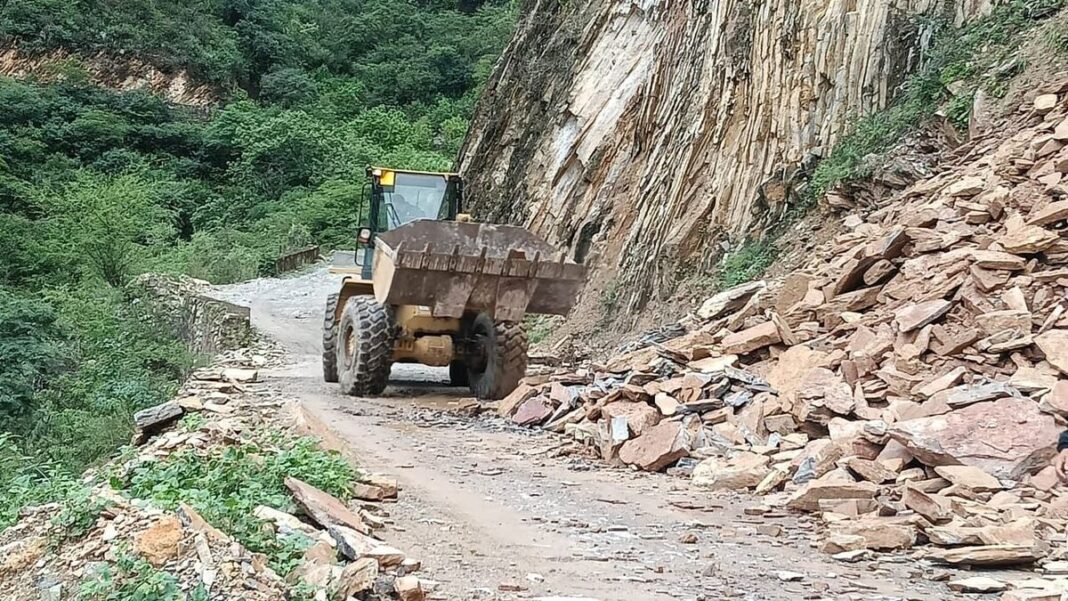 CEI despeja derrumbe en el camino a La Redonda en San Joaquín