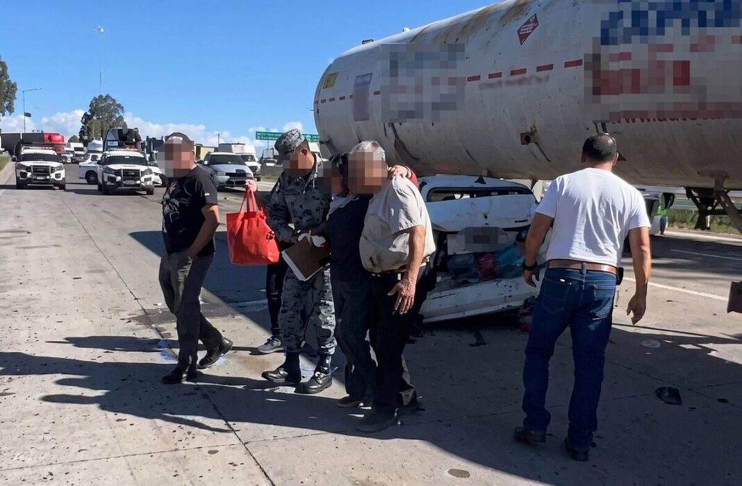 Choque de ocho vehículos en la carretera 57 deja cinco lesionados