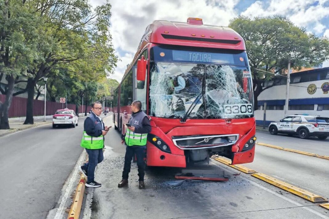 Choque entre unidades del Metrobús deja 27 lesionados en Iztacalco