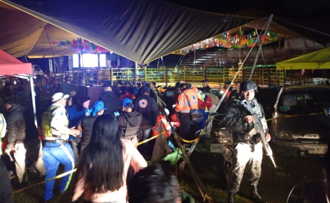 Colapsan cuatro gradas en jaripeo de Xochimilco; atienden a 12 personas