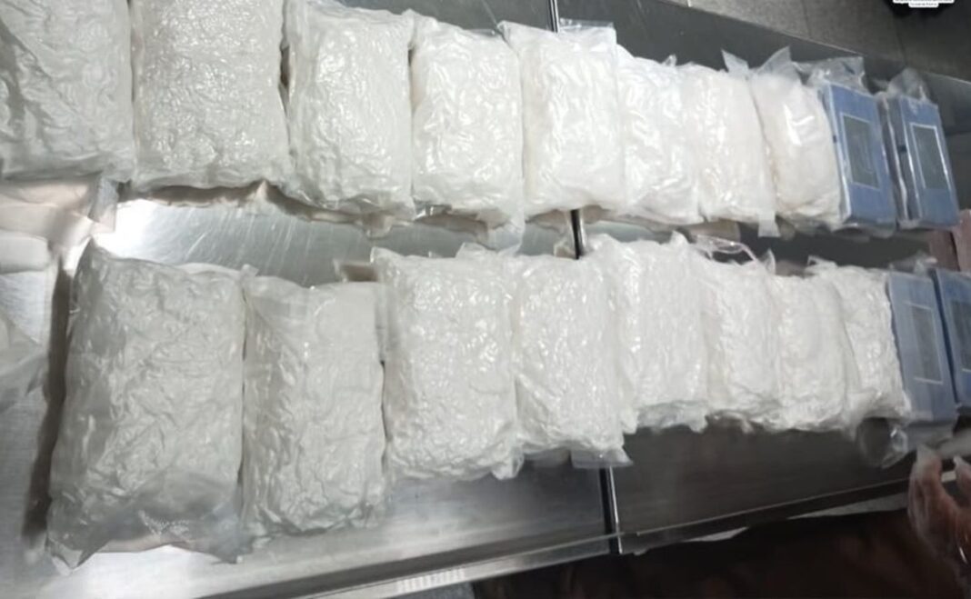 Decomisan más de 47 kilos de cocaína y metanfetamina en el AICM