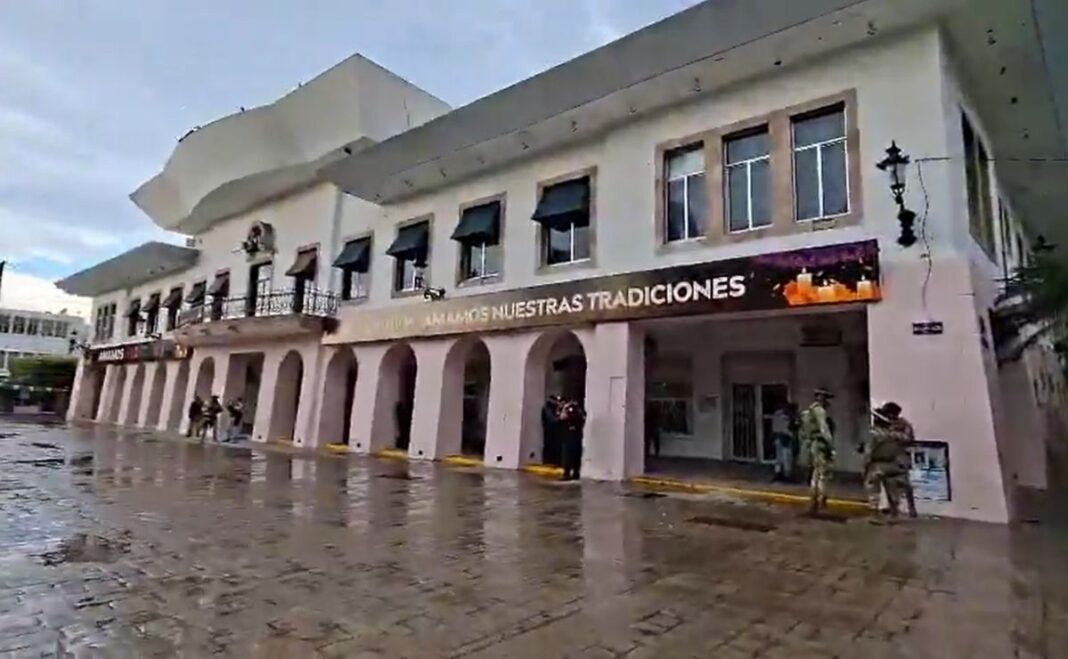 Dejan hielera con cabeza humana frente al Palacio Municipal de Mazatlán