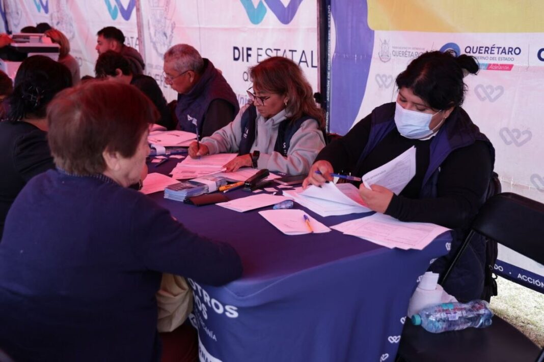 Dependencias estatales ofrecen consultas médicas y trámites en colonia Bolaños de Querétaro