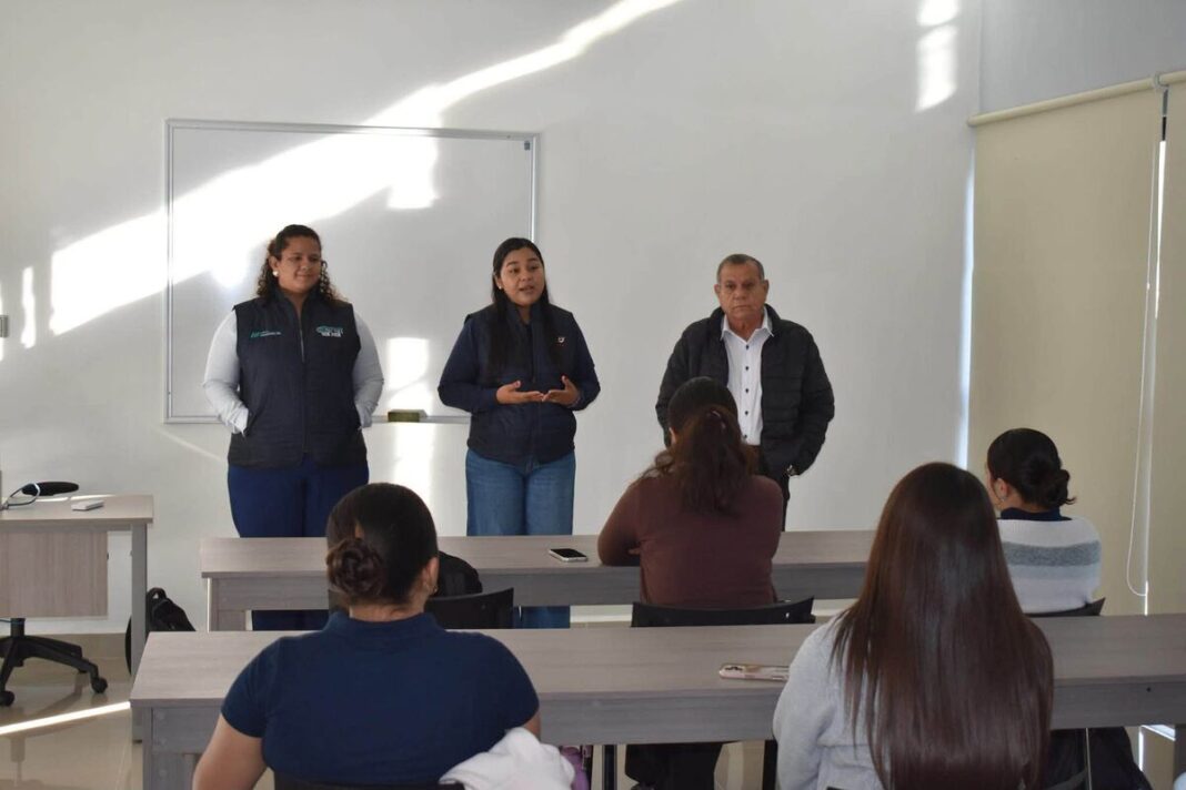 Diez estudiantes de la UT San Juan inician modelo dual en cajas de ahorro