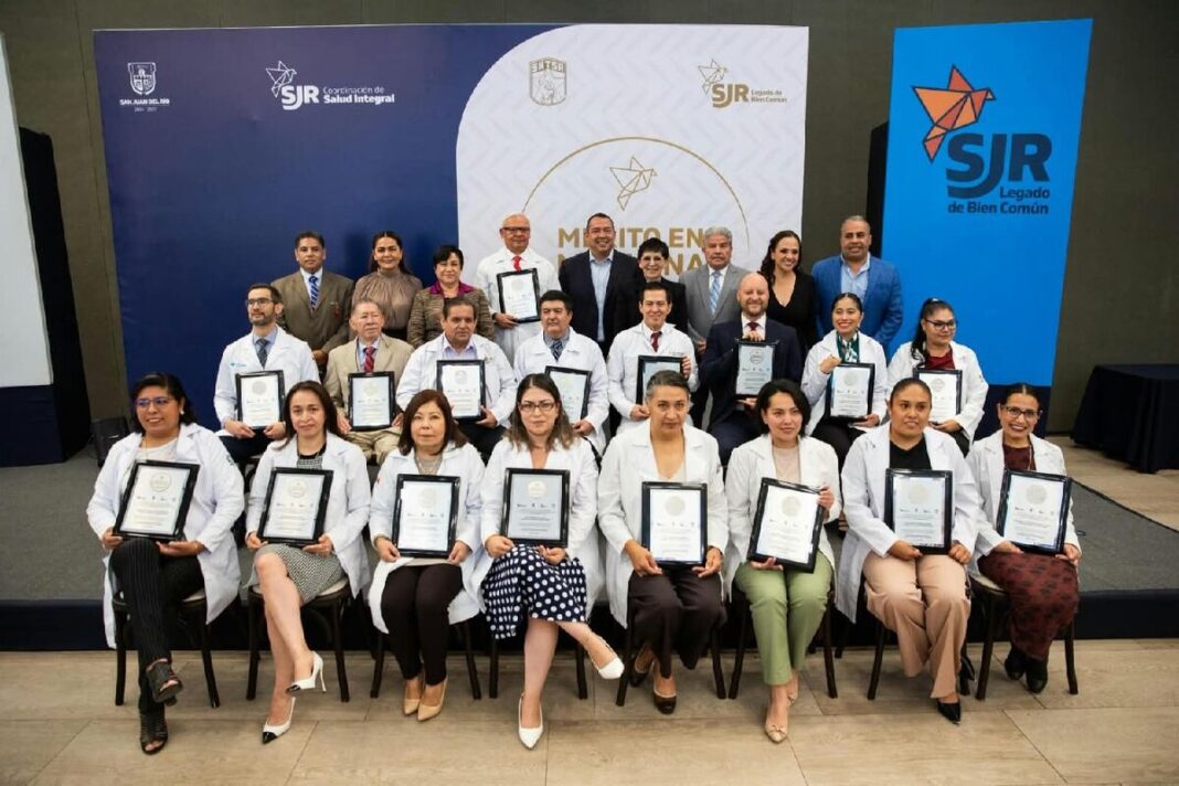 Entregan distintivo a 17 médicas y médicos en San Juan del Río