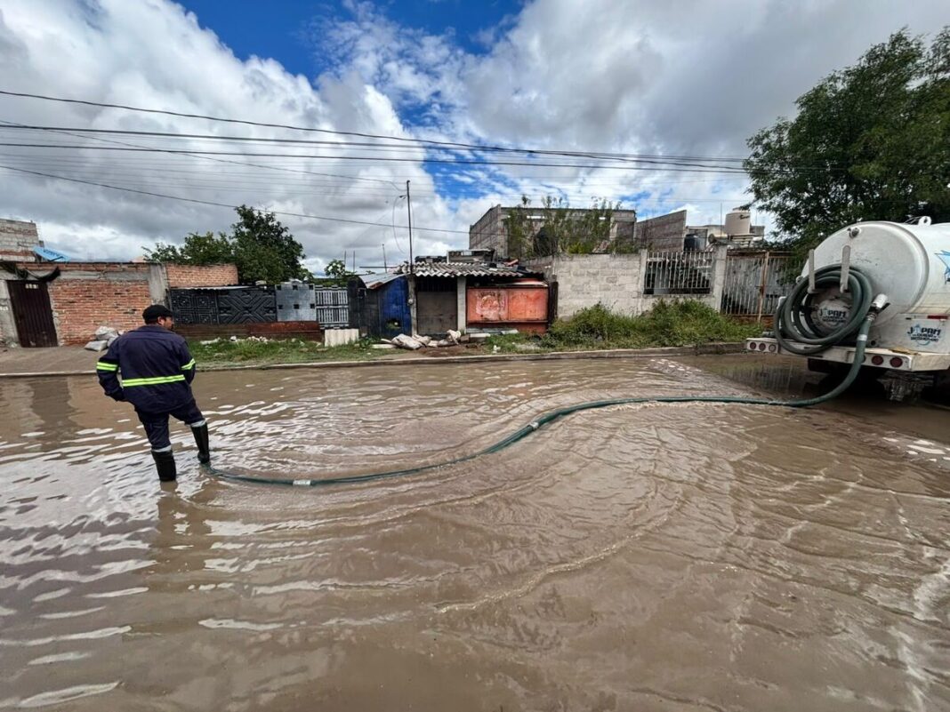 Envía JAPAM pipas de desazolve a Pueblo Quieto