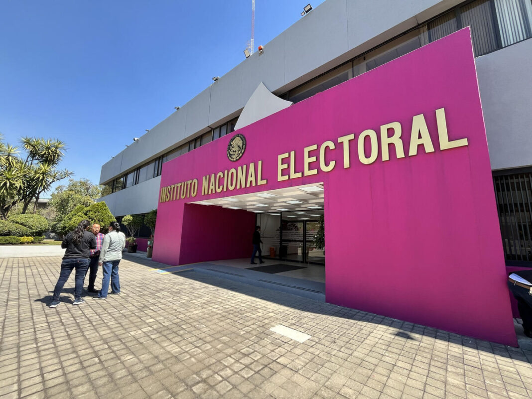 Evacúan sede central del INE por fuga de diésel en gasolinera cercana