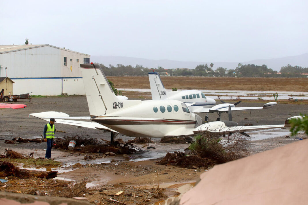 Extienden el cierre de los aeropuertos de Puerto Vallarta y Manzanillo por el huracán Simon