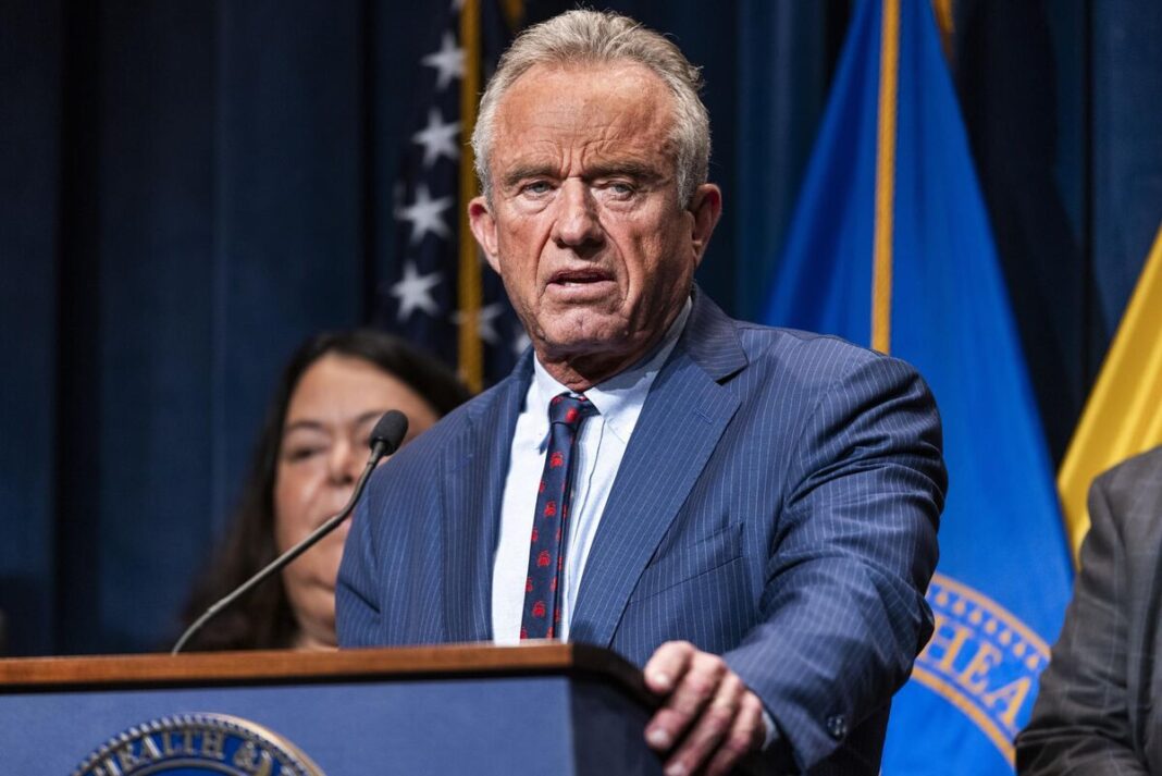 Fiscales de 15 estados y el gobernador de Pensilvania demandan a Kennedy por el calendario de vacunas