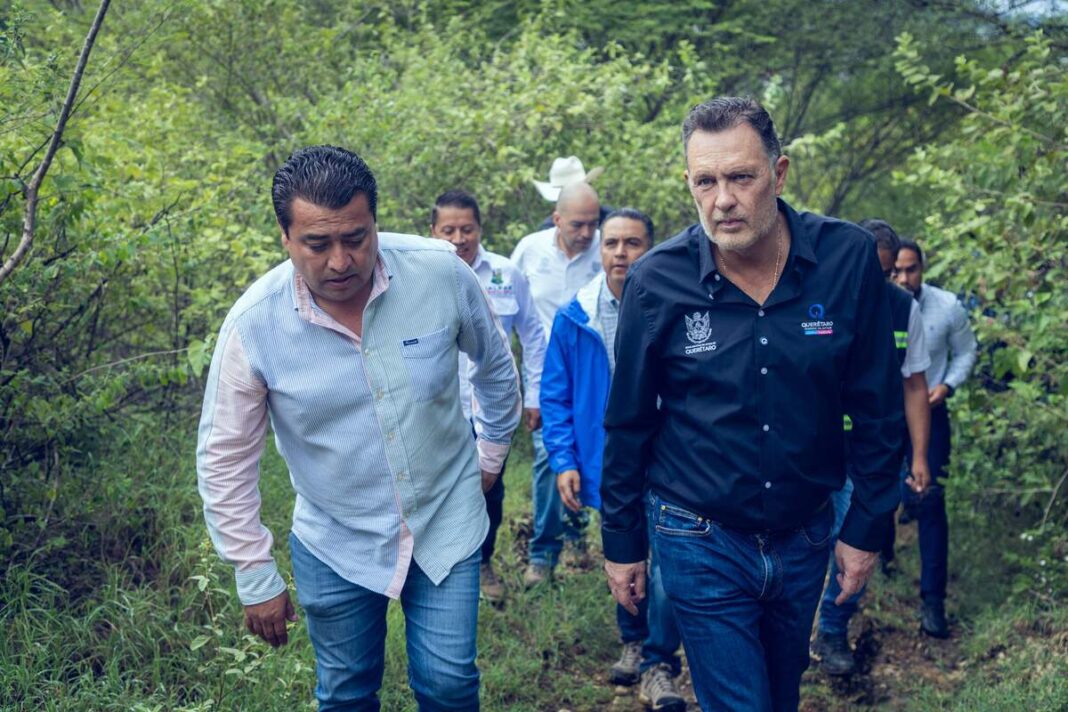 Gobernador supervisa puente peatonal reconstruido en Jalpan de Serra
