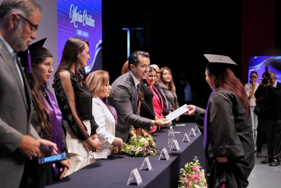 Gradúan 451 mujeres de la Universidad de las Mujeres en Querétaro