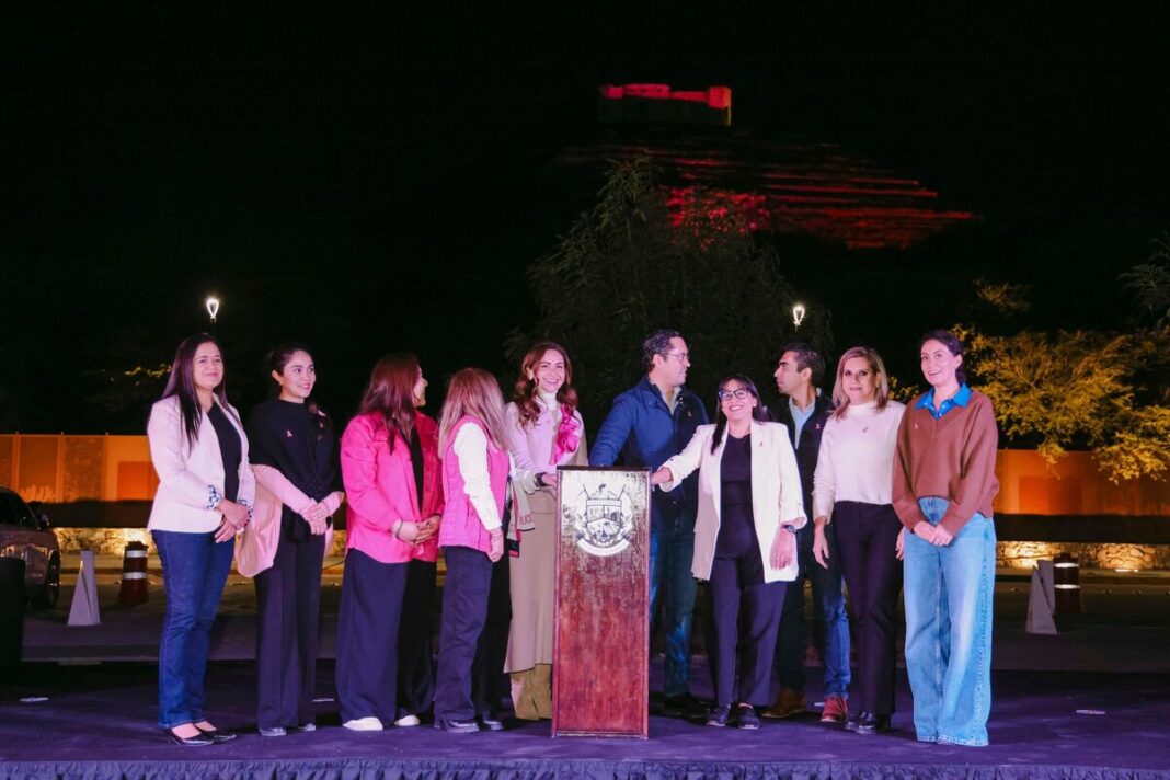 Iluminan de rosa la Pirámide de El Pueblito por cáncer de mama