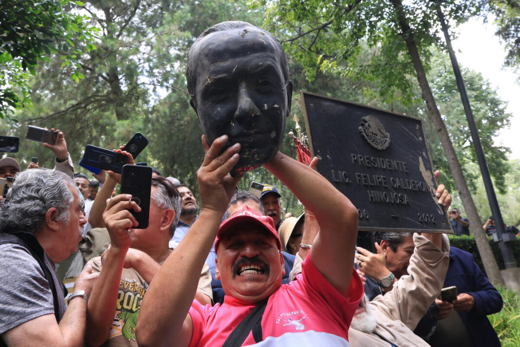 Jorge Romero acusa a Jesús Ramírez Cuevas de ordenar el daño a la estatua de Calderón