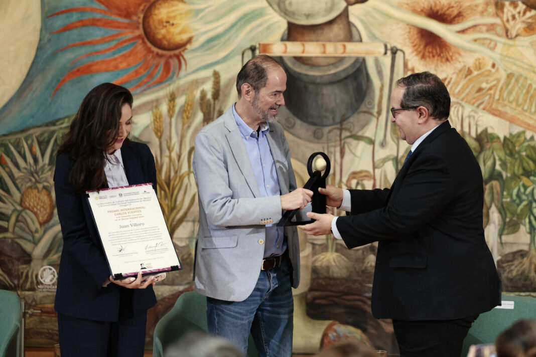 Juan Villoro recibe el Premio Carlos Fuentes y defiende la crítica justa