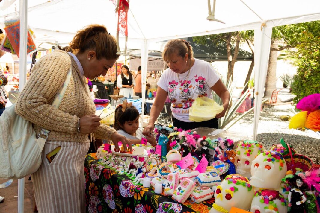 López Birlain inaugura Mercadito de Día de Muertos en Querétaro