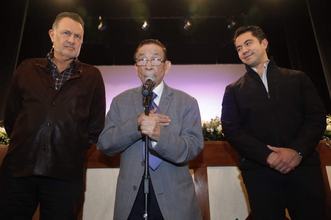 Mauricio Kuri entrega reconocimiento al maestro Aurelio Olvera Montaño en Querétaro