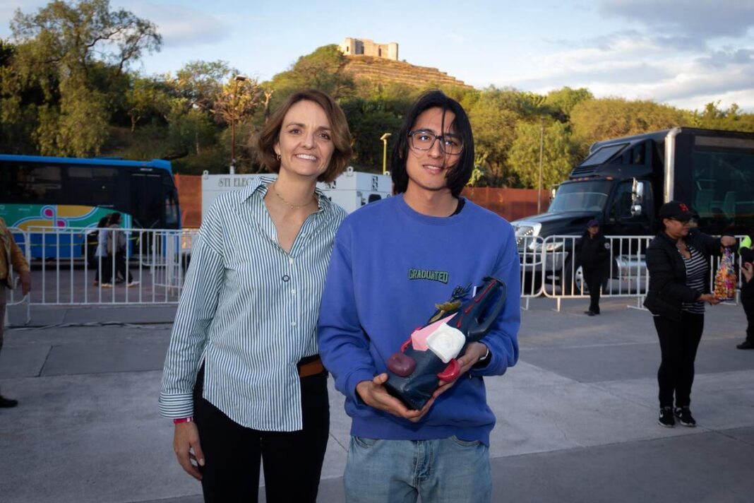 Premian a ganadores de concurso de arte en botellas de vino en Corregidora