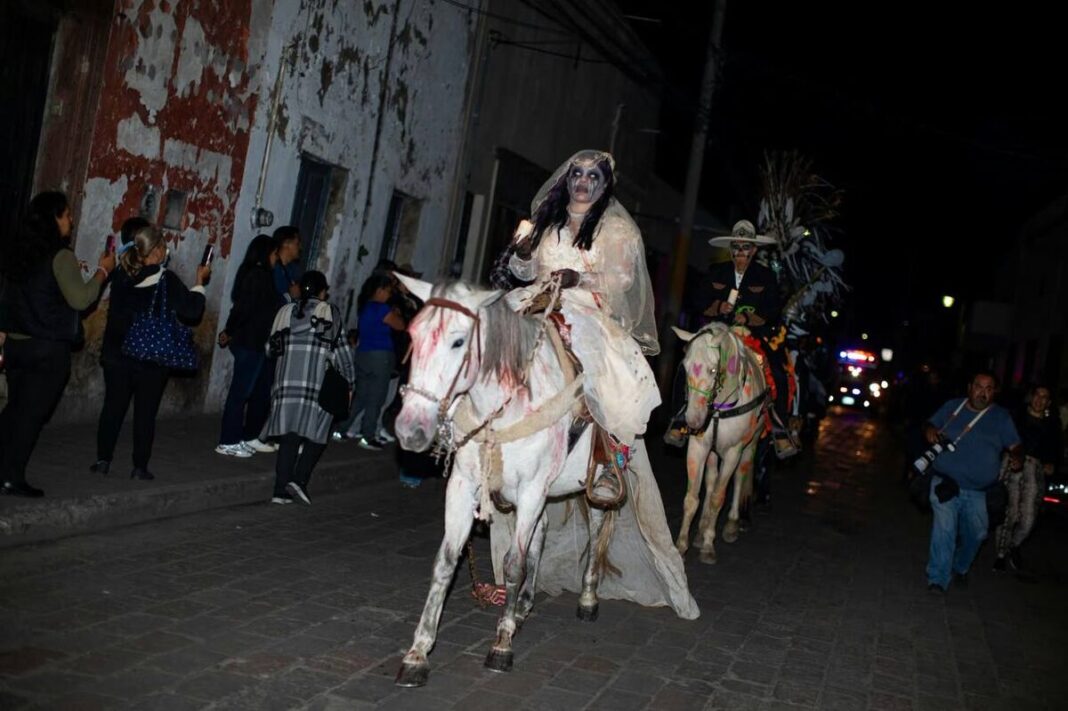 Realizan la Cabalgata de los Muertos en San Juan del Río