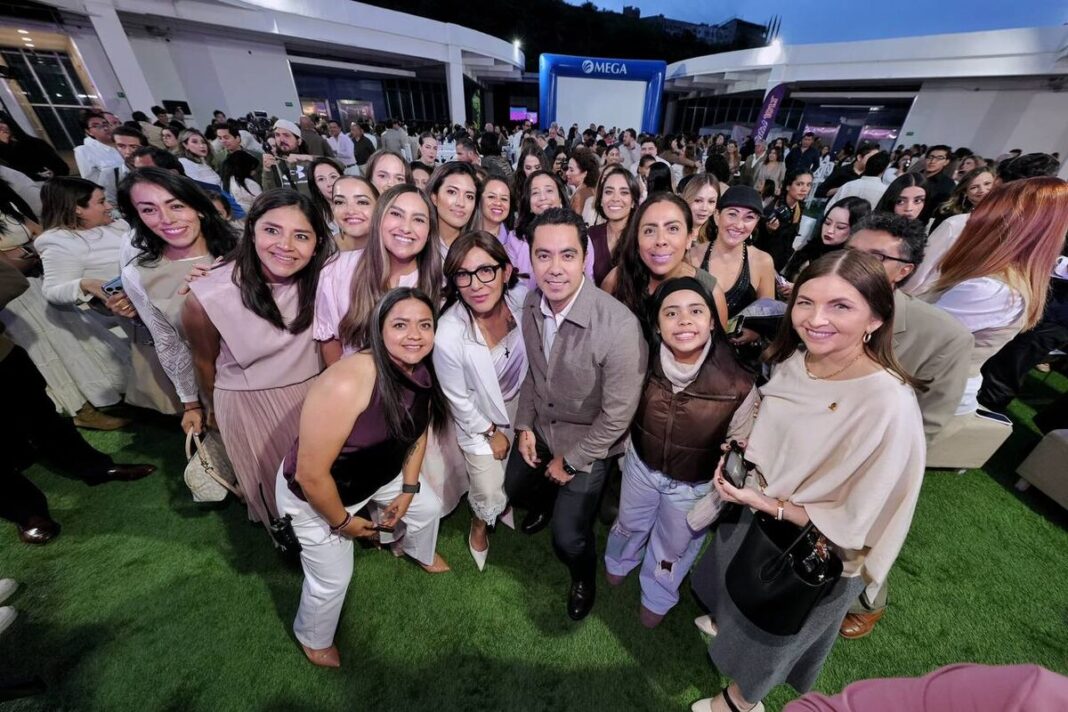 Reconocen a participantes en el tercer aniversario de Entrelazados
