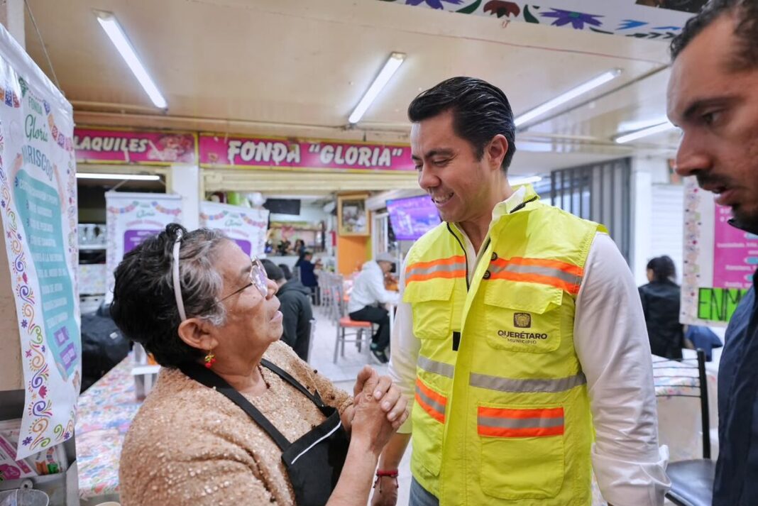 Rehabilitan drenaje, agua y sanitarios del mercado Escobedo