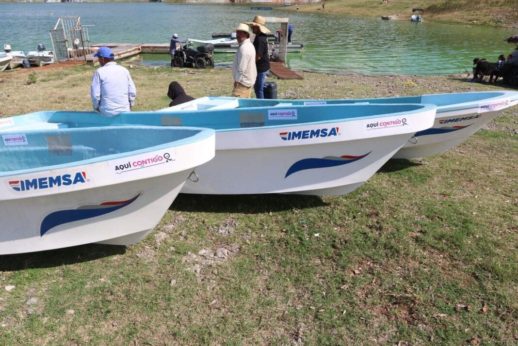 SEDEA entrega lanchas y motores a pescadores de Cadereyta de Montes