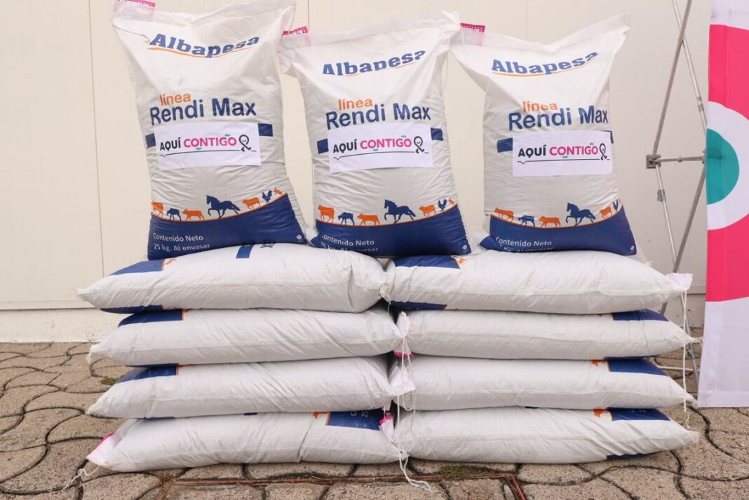 SEDEA entrega tres toneladas de alimento a 12 cunicultores en Querétaro