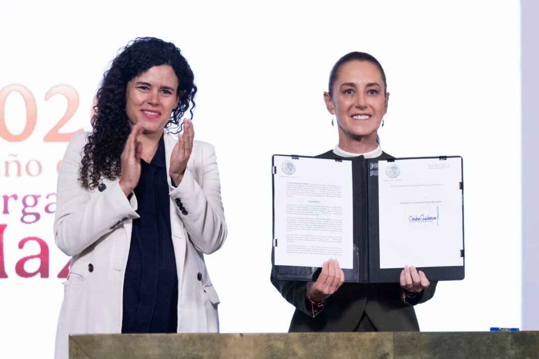 Sheinbaum firma decreto que obliga a plataformas digitales a proteger a menores
