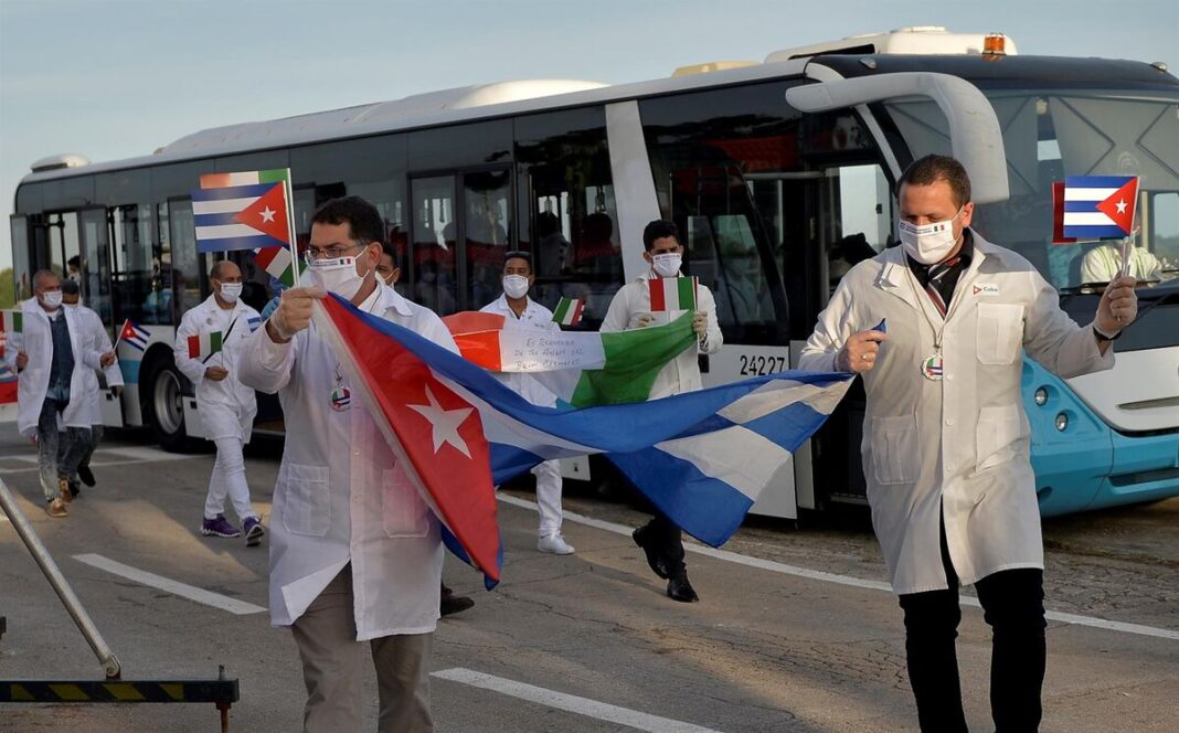 Sheinbaum niega que médicos cubanos ganen más que los mexicanos