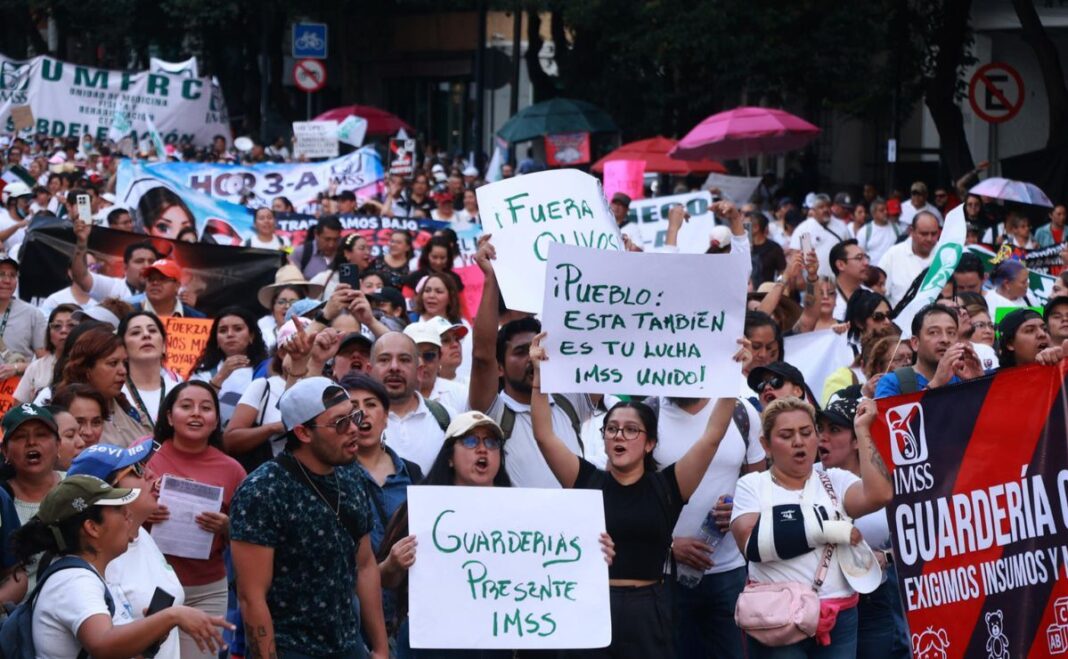 Trabajadores del IMSS bloquean la México-Pachuca en Tecámac