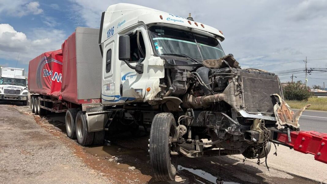 Tráiler choca contra camioneta y provoca volcadura en Loma Linda