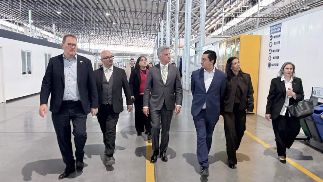 Universidad Aeronáutica en Querétaro recibe visita del embajador de Canadá