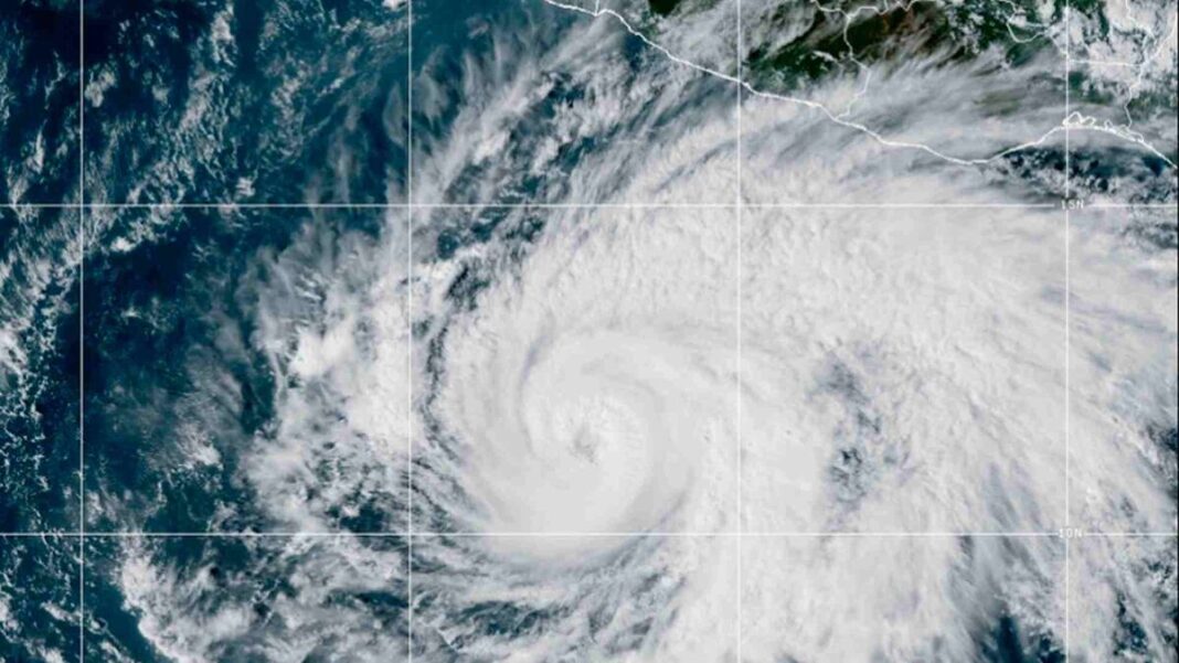 Vance se intensifica a huracán de categoría 2 al sur de Guerrero